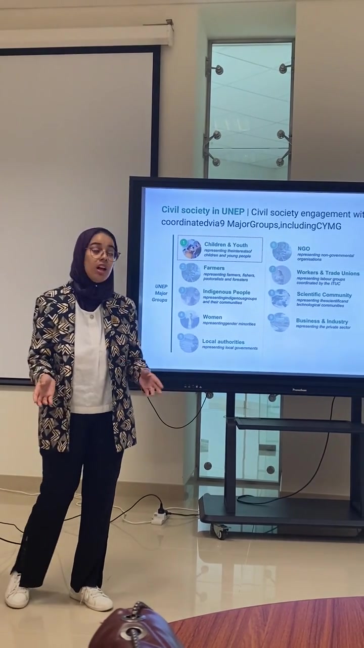 Oumnia wearing hijab and presenting at a workshop